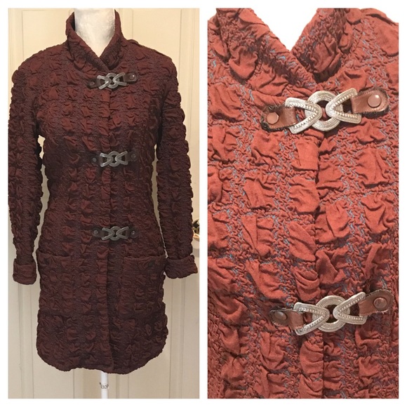 Boutique Coat w/beautiful buttons. Size Small - Picture 2 of 3
